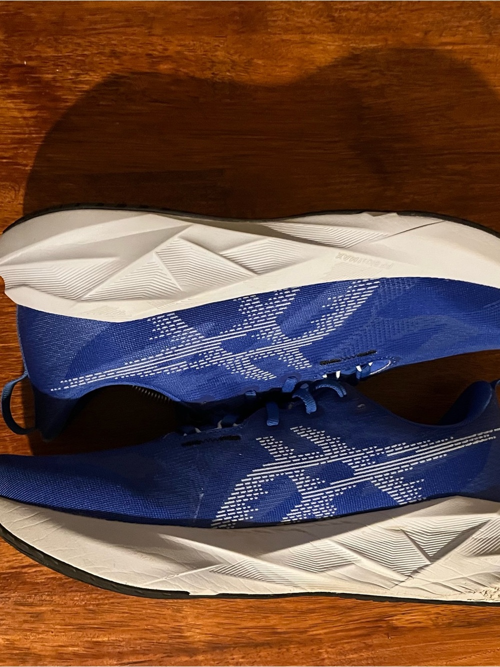 ASICS Novablast 5 Men’s 12.5 Running Shoes Vibrant Blue And White